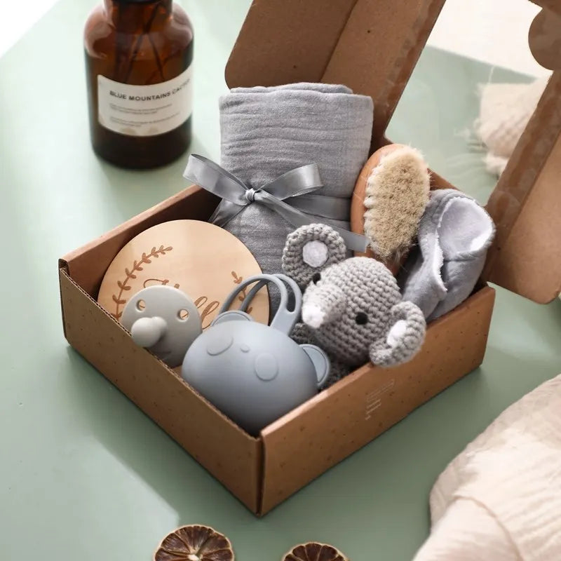 7PCS/Set Baby Bath Toys Kid Towel Cotton Blanket Baby Milestones Brush Rattle Bracelet Bibs Photography Supplies Baby Birth Gift