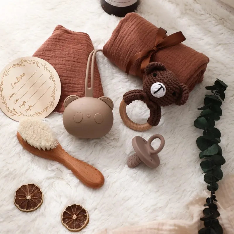 7PCS/Set Baby Bath Toys Kid Towel Cotton Blanket Baby Milestones Brush Rattle Bracelet Bibs Photography Supplies Baby Birth Gift