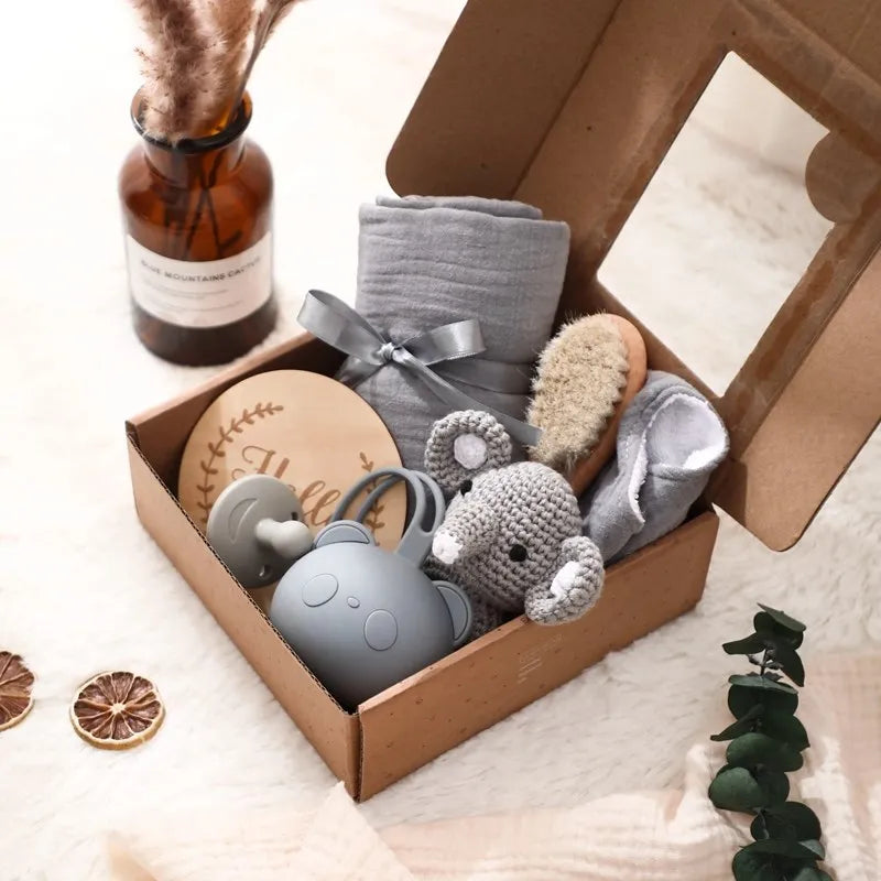 7PCS/Set Baby Bath Toys Kid Towel Cotton Blanket Baby Milestones Brush Rattle Bracelet Bibs Photography Supplies Baby Birth Gift