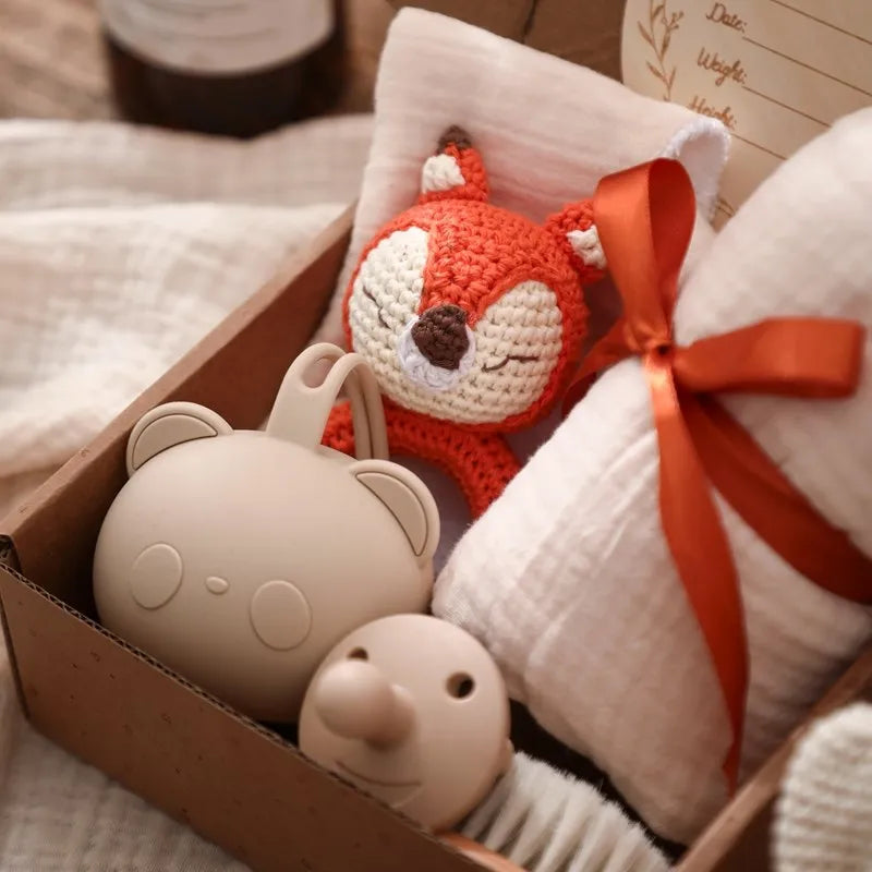 7PCS/Set Baby Bath Toys Kid Towel Cotton Blanket Baby Milestones Brush Rattle Bracelet Bibs Photography Supplies Baby Birth Gift